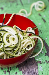 kesäkurpitsaspagetin valmistaminen