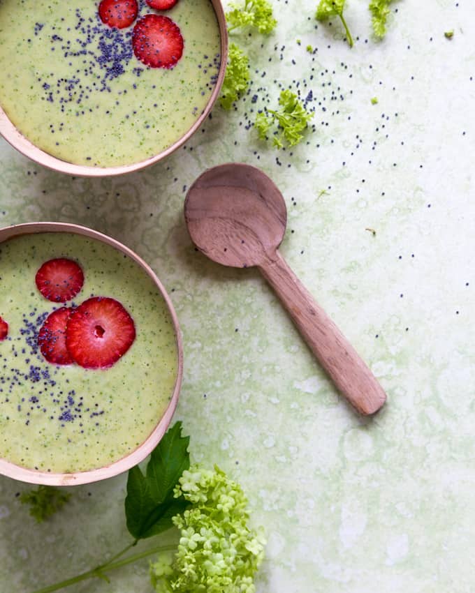 smoothie bowl, mango-pinaattismoothie