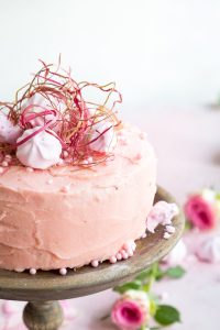 raparperitäytekakku, grand champagne, raparperikakku, äitienpäiväkakku, raparperiherkkuja