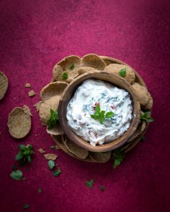 nokkos-aurinkokuivattutomaattidippi ja ruislastut, täytetyt ruissipsit, juhannuksen alkupala, alukapa, tartar alkupala, dippikastike sipseille, villiyrtit, linkosuo