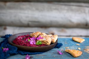 punajuurihummus, avokado-wsabidippi, värikkäitä dippikastikkeita, mitä grilliruoan kanssa, kastikkeita grilliruoalle, hummusresepti