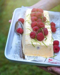 semifreddo, vadelmasemifreddo, vadelma-limesemifreddo, jälkkäri grilliruoille, jäädyke, kesäjälkiruoka