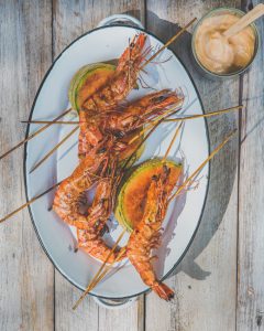 grillatut tiikeriravut, grillattu cantaloupe, grillattu meloni