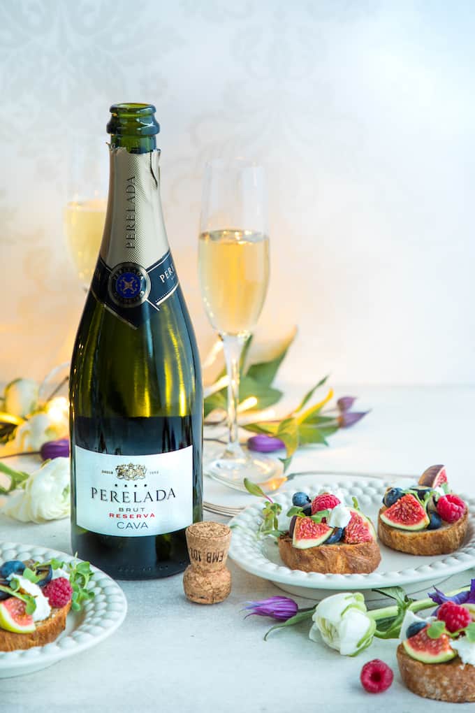 perelada cava, marjacrostinit, uudenvuoden tarjottavat, sormisyötäviä, cocktailpalat kuohuviinille
