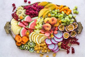 vinkkejä juhliin, hedelmätarjotin, lakkiaisjuhlien tarjottavat, kevätjuhlatarjottavat, hedelmälauta