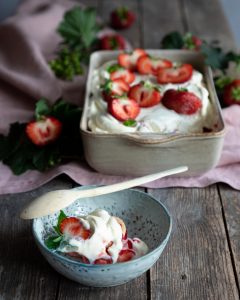 mansikkalasagne, mansikkajälkkäri, helppo mansikkajälkiruoka, mansikkareseptejä, mansikkakakku