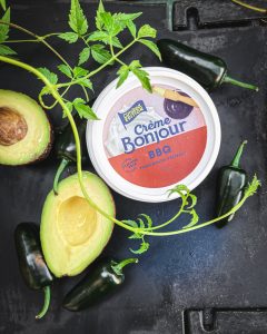 bbq-tuorejuusto, grillatut avokadot ja jalapenot