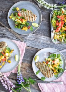 grillisalaatti, lisuke grillatulle kanalle, mitä ruokaa juhannuksena, juhannusresepti, grillattu kananfilee, grillatut vihannekset