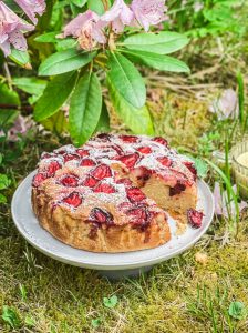 mansikka-ricottakakku, mansikkakakku, juhannuskakku, kypsennetty mansikkakakku, mansikkajälkiruoka, mitä tehdä mansikoista, juhannuksen jälkiruoka