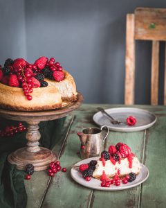 amerikkalainen juustokakku, juustokakku uunissa, perinteinen juustokakku, juustokakku ja marjakastike