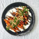 Grillatut gochujang-porkkanat