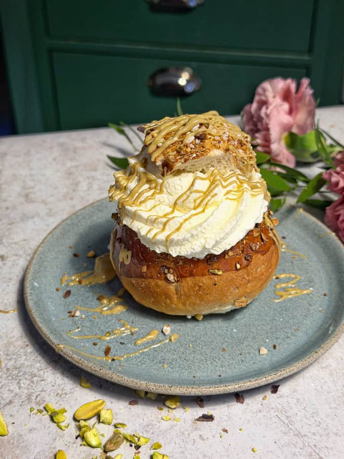 pistaasilaskiaispulla, pistaasilaskiaispullat, pistaasimassa